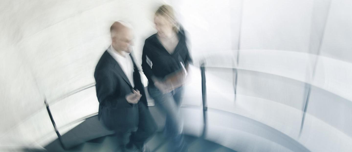 Deux personnes en train de monter un escalier