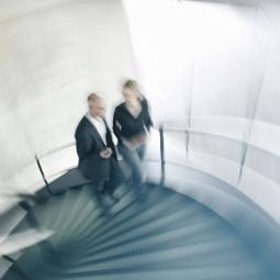 Deux personnes en train de monter un escalier