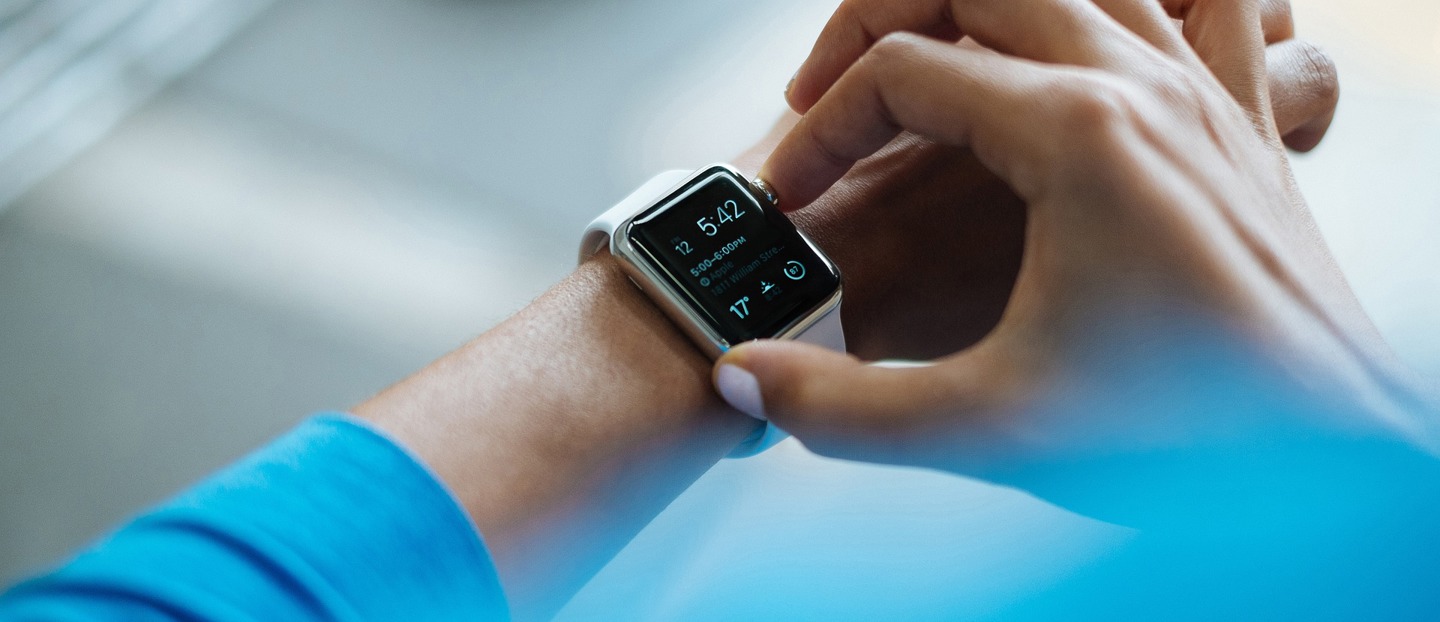 DIGITAL BUSINESS CENTER A smartwatch showing the time