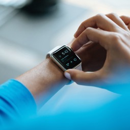 DIGITAL BUSINESS CENTER A smartwatch showing the time