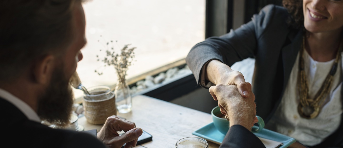 INSTITUT PETITES ET MOYENNES ENTREPRISES A man and a women shaking hands