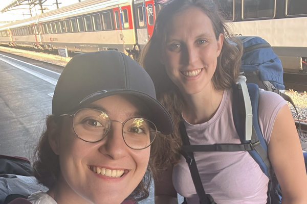 Tanja Et Meilleure Amie Depart Train Tomorrowland