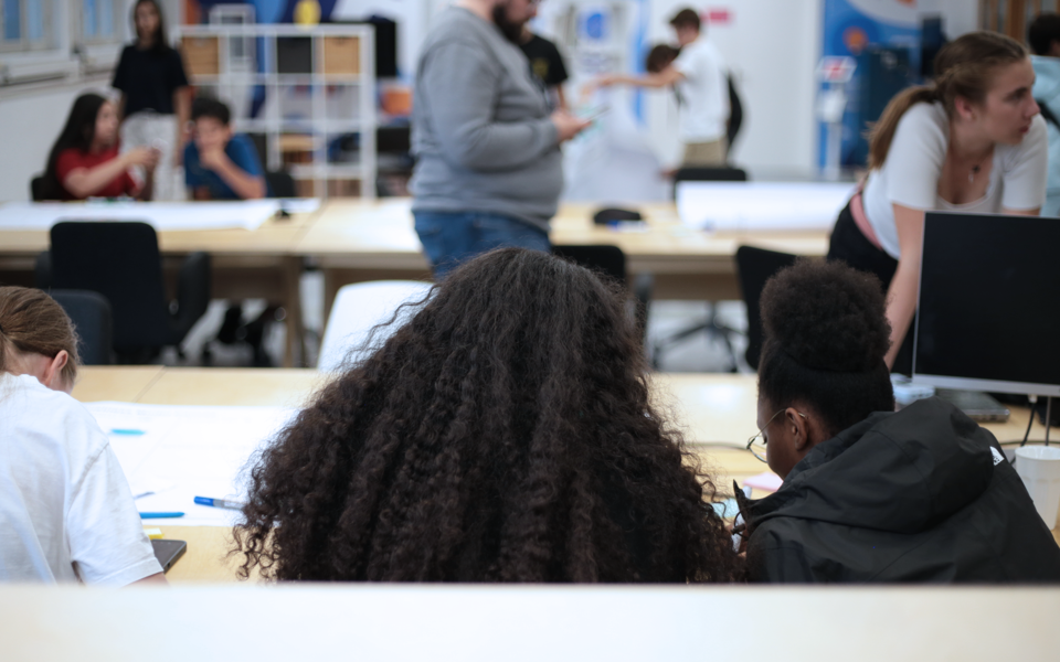 Studentinnen arbeiten am Projekt Adopreneurs 2025 an der HEG Freiburg