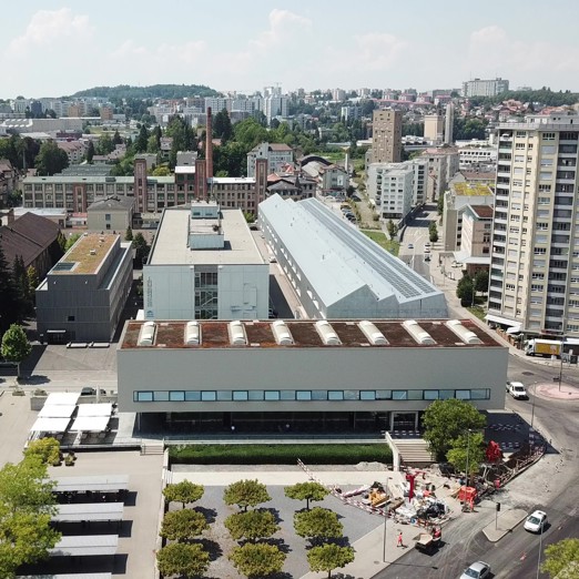 Gebäude von außen gesehen HEG-FR und MENSA