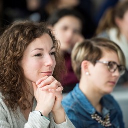 Master of Science - HES-SO BUSINESS ADMINISTRATION, ORIENTATION ENTREPRENEURSHIP A women listening during a presentation