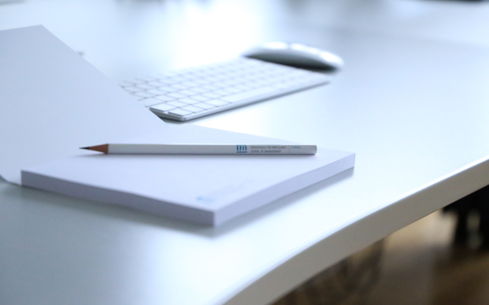 Crayon à papier posé sur un bloc note 