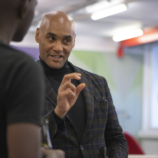 Une homme qui parle dans le groupe innovation club 