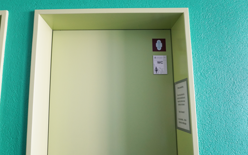 Illustration Protections Menstruelles Gratuites Lady restroom door
