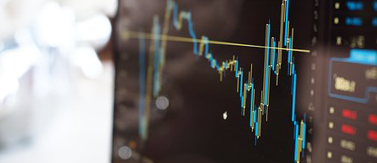 INSTITUT FINANCE Ecran d'ordinateur montrant des statistiques financières