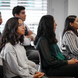 Student bei einem Unternehmensbesuch - Sommerschule HEG-FR