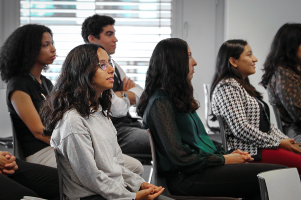 Etudiant lors d'une visite d'entreprise - summer school HEG-FR