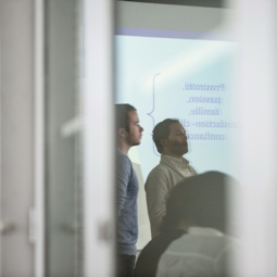 Deux étudiants de la formation continue présente un projet