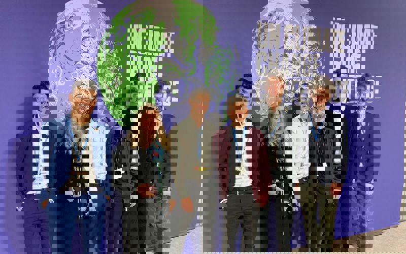 Alixis Balisman en photo de groupe lors de la conférence COP à Glasgow, 2021