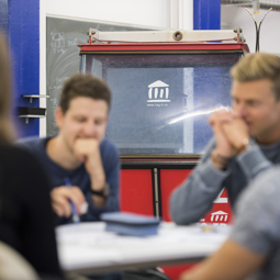 Bachelor of Science - HES-SO ÉCONOMIE D'ENTREPRISE A group of students around a table